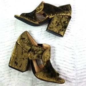 NWOB CAbi crushed olive green velvet heels
